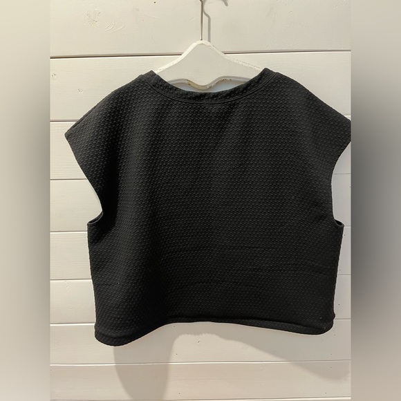 INNÉE 3x Black sleeveless top with a subtle honeycomb - Picture 7 of 7